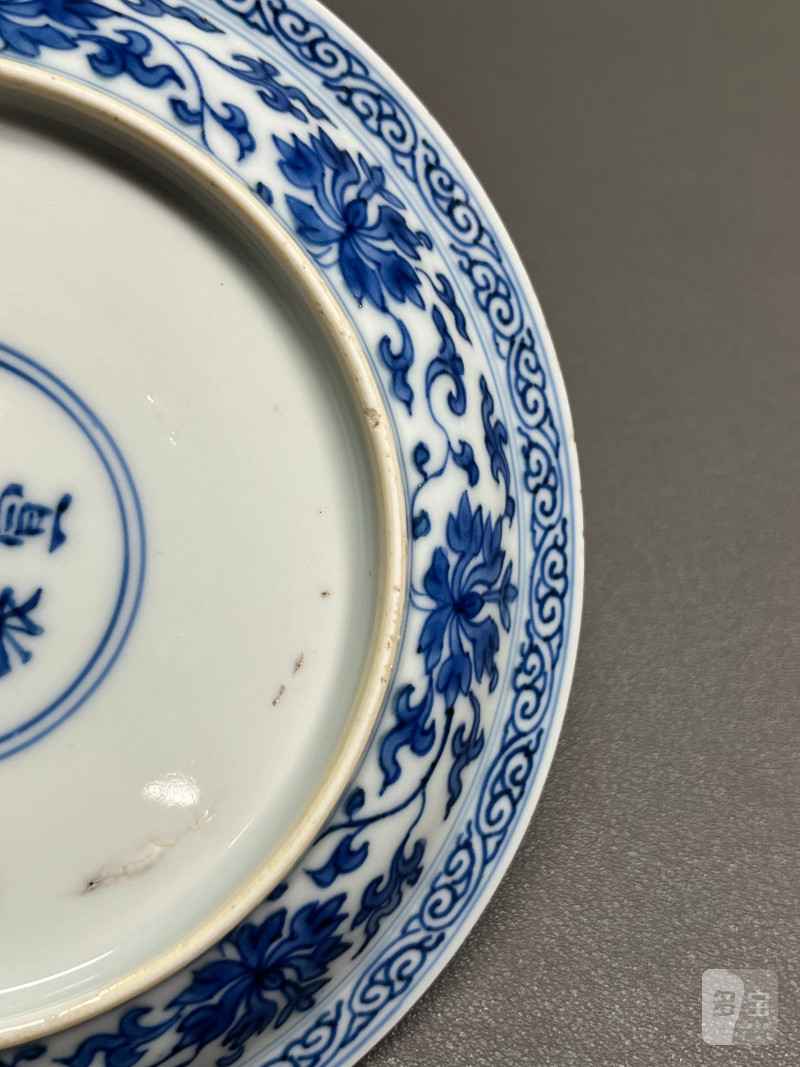 清康熙 青花内藏文月影梅纹外缠枝莲纹折沿盘一对（附
清代原装老盒） - 图23